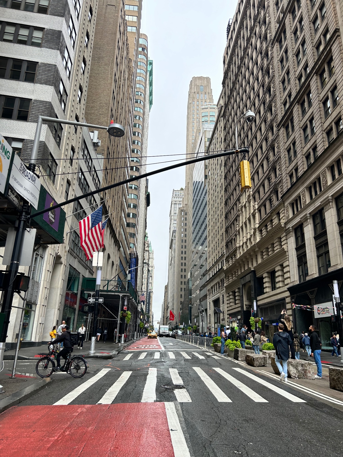 Widok na Broadway z amerykańskimi flagami - serce dzielnicy biznesowej Manhattanu