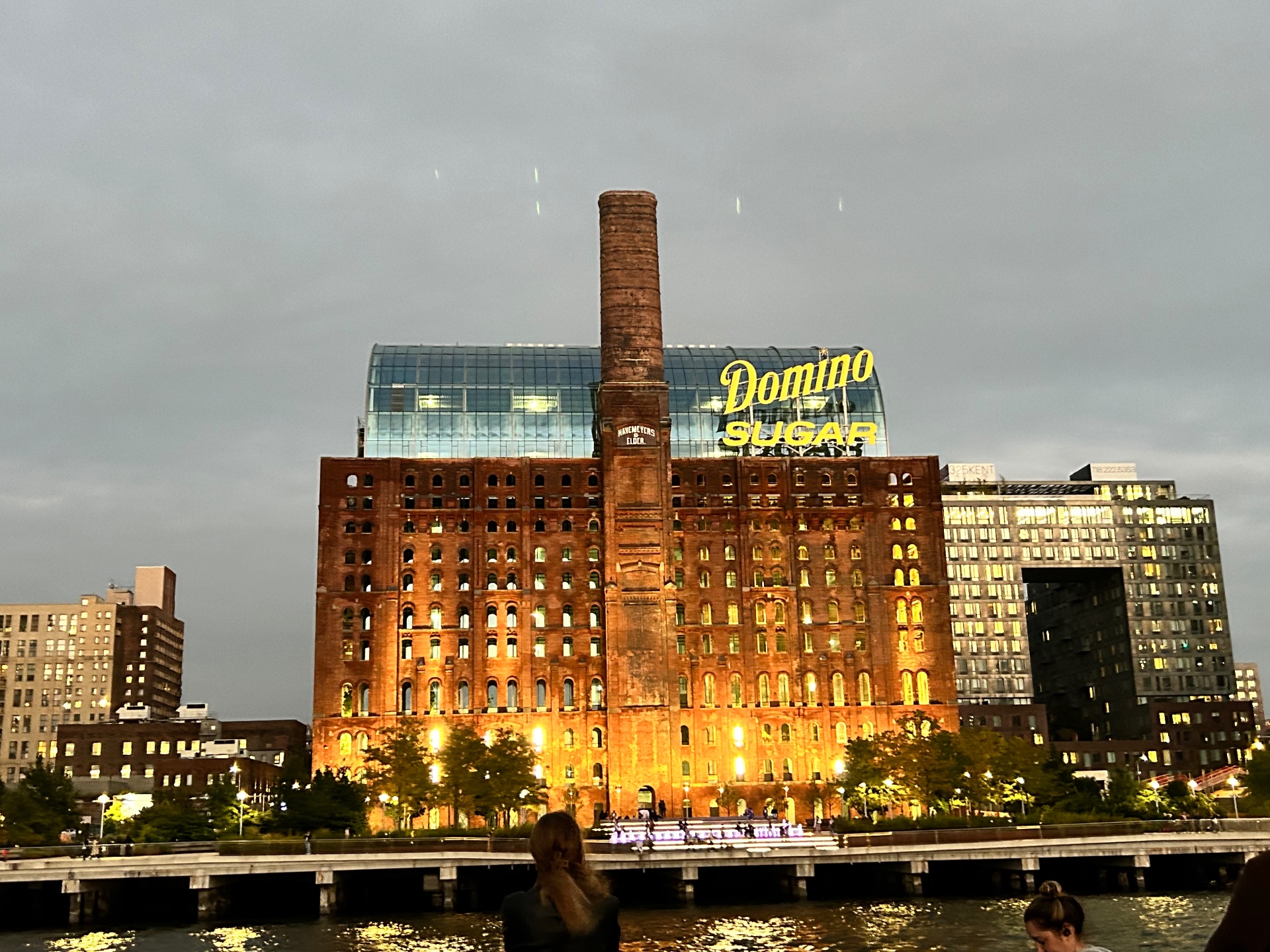 Zabytkowa fabryka cukru Domino w Williamsburgu - kultowy punkt orientacyjny Brooklynu oświetlony o zmierzchu