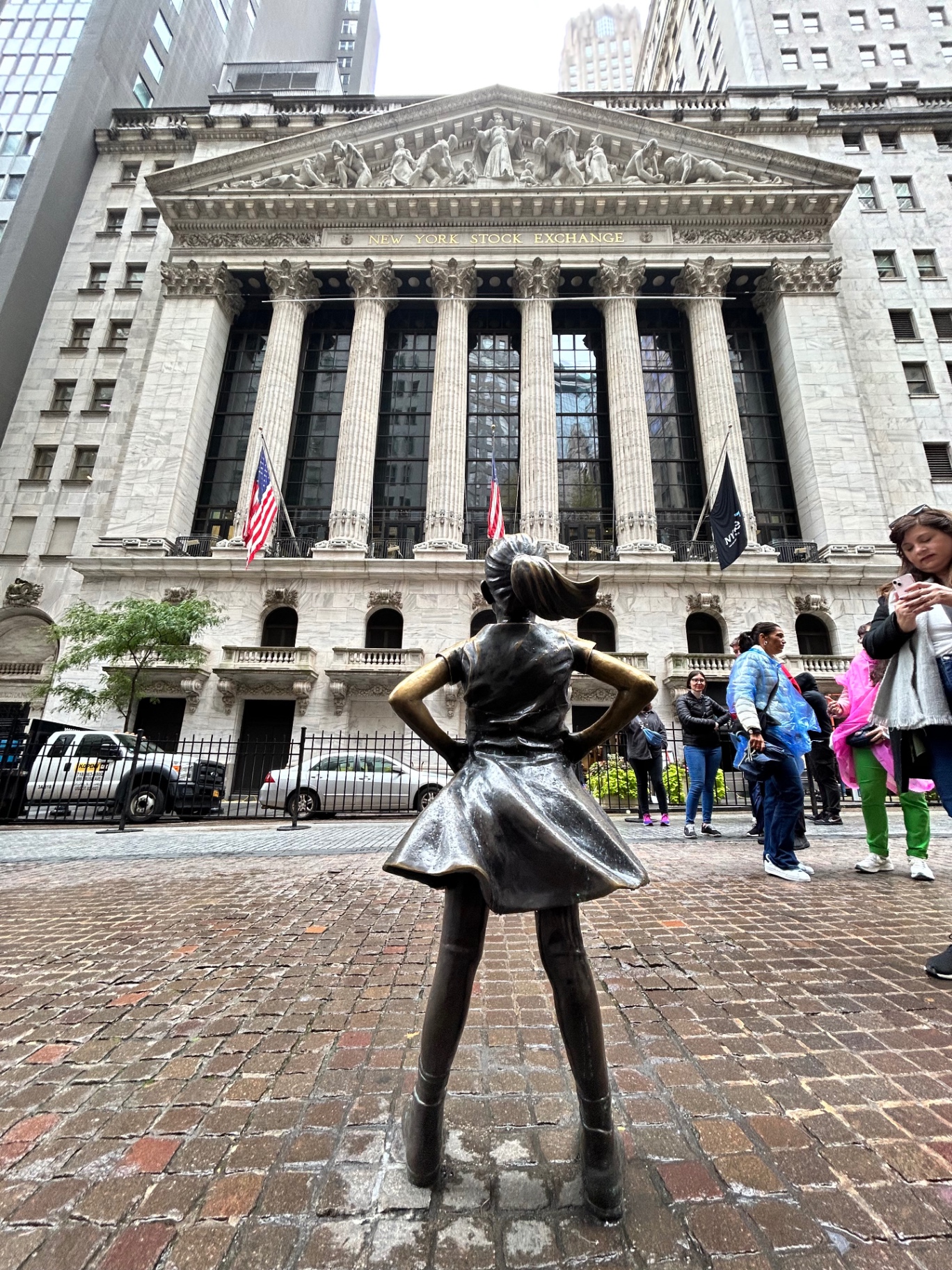 Pomnik Fearless Girl naprzeciwko Nowojorskiej Giełdy Papierów Wartościowych - symbol siły kobiet na Wall Street