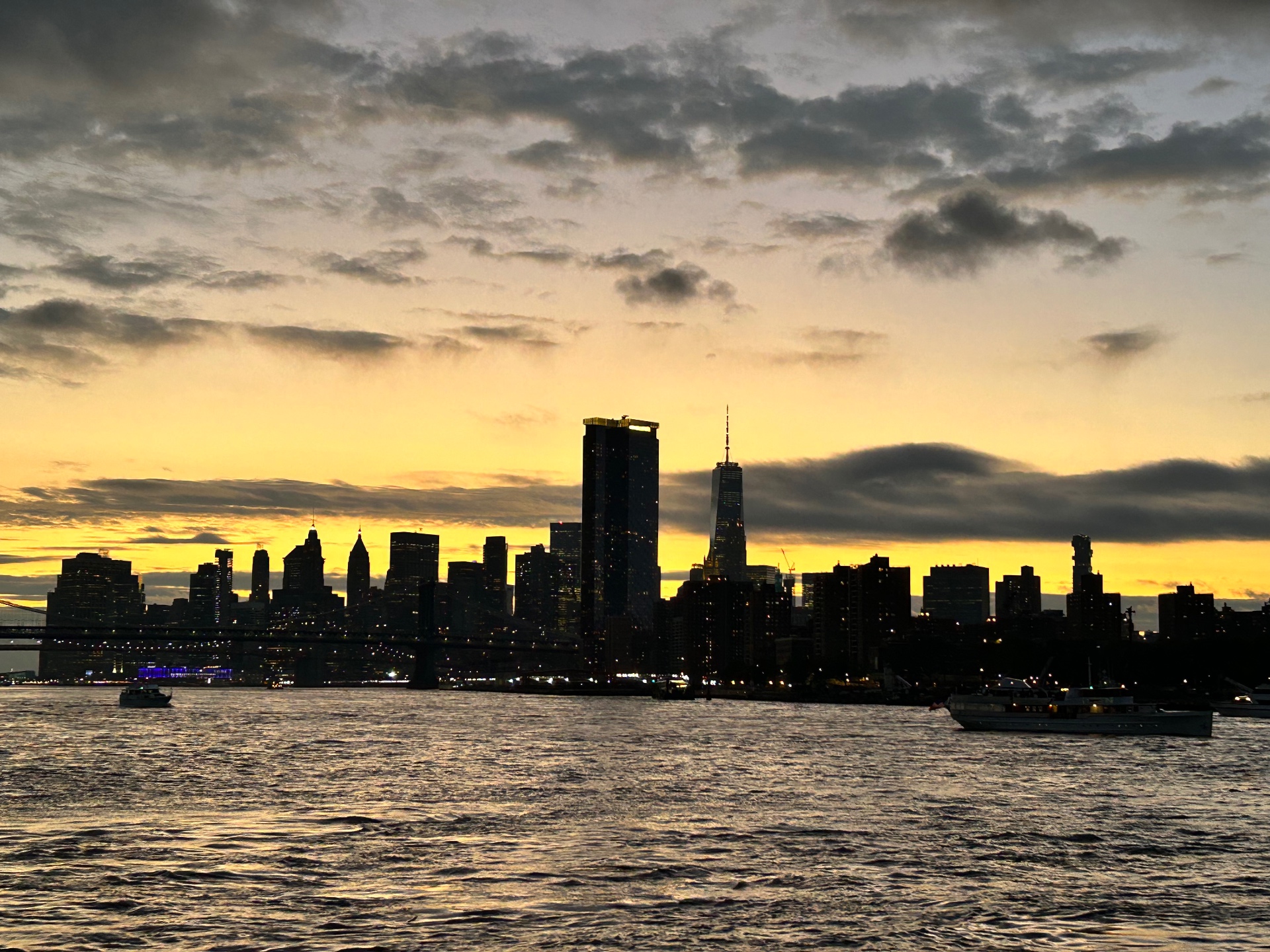 Panorama Manhattanu znad East River o zmierzchu - One World Trade Center dominuje nad widokiem
