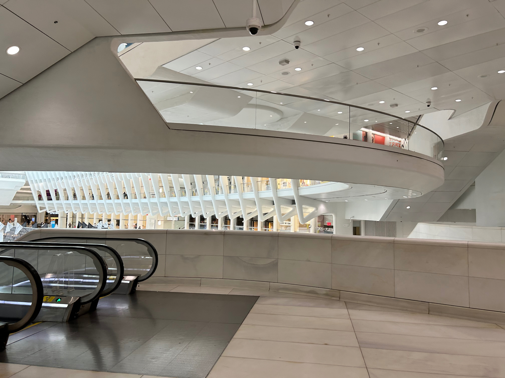 Wnętrze Oculusa - futurystyczna, żebrowana biała architektura węzła komunikacyjnego World Trade Center