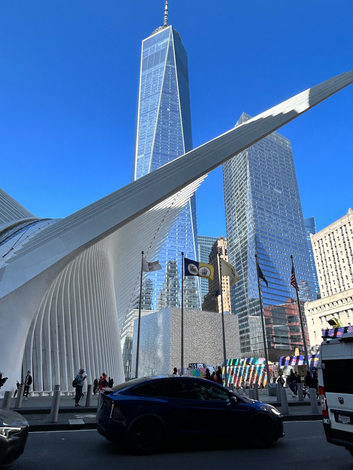 Oculus i One World Trade Center - zapierająca dech architektura Santiago Calatravy na tle błękitnego nieba