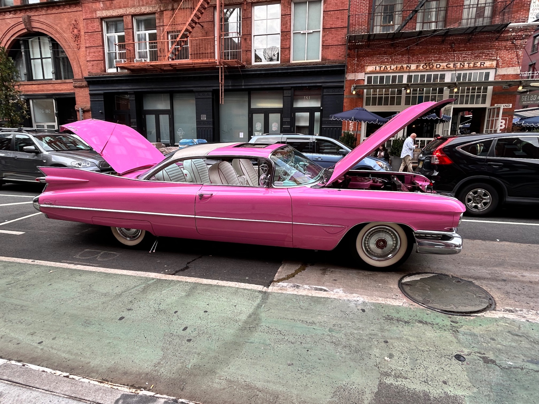 Zabytkowy różowy Cadillac na Little Italy - klasyczny amerykański styl spotyka się z urokiem nowojorskich ulic