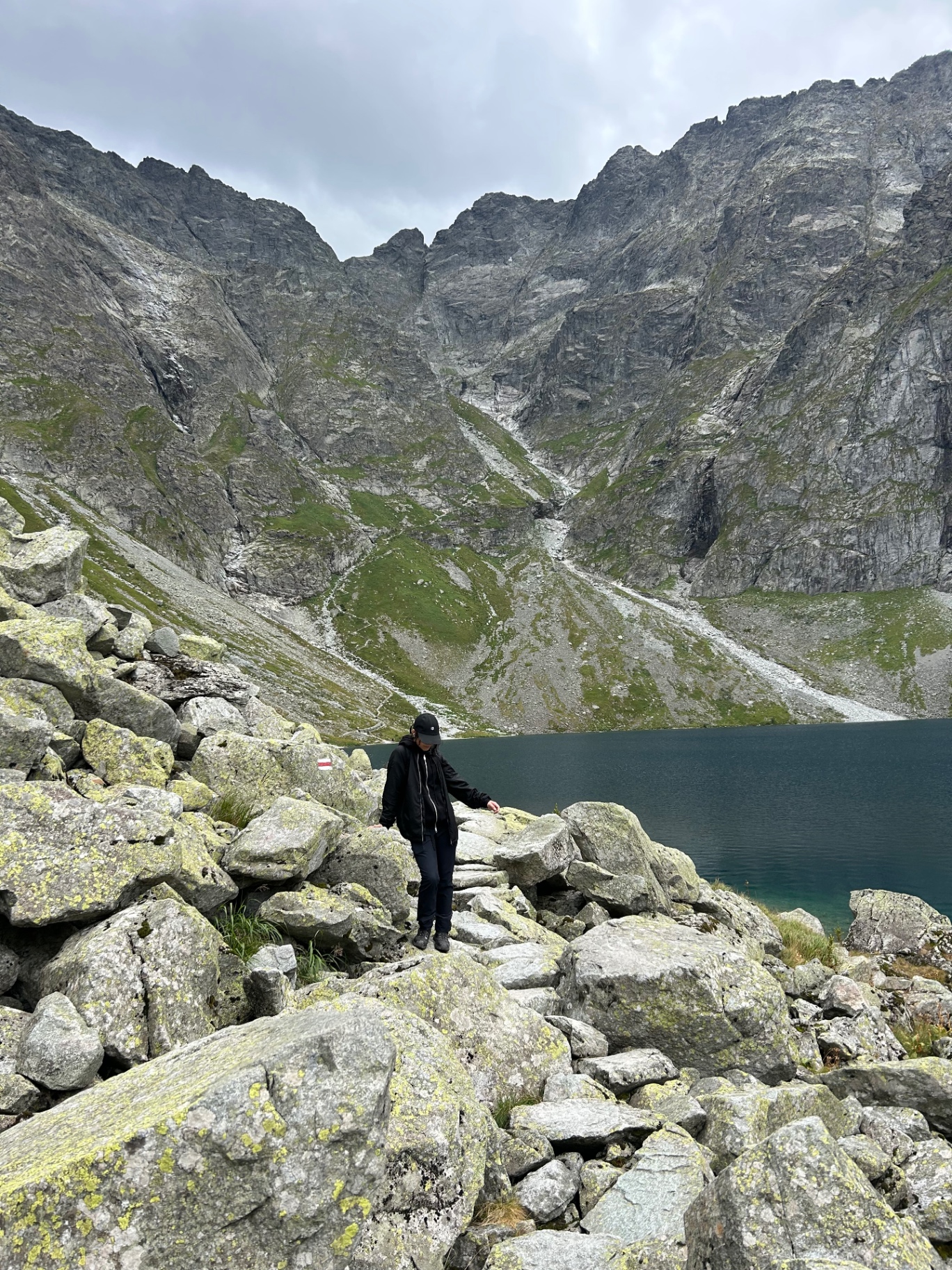 Spacer po skalistym brzegu Czarnego Stawu - otoczonego wysokimi granitowymi ścianami i czystymi górskimi wodami